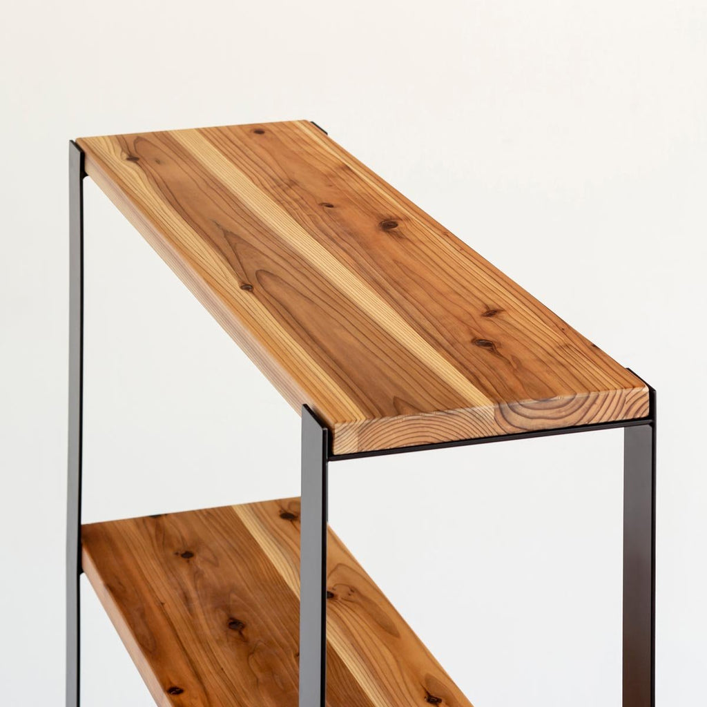 Kanademonoの杉無垢の棚板とアイアン脚を組み合わせたシェルフ（天板クローズアップ）