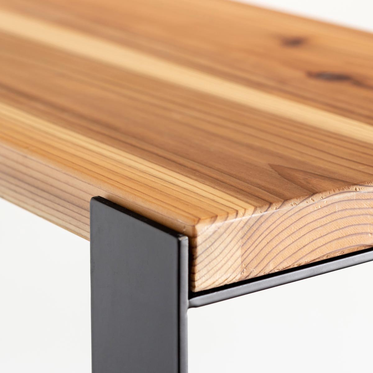 Kanademonoの杉無垢の棚板とアイアン脚を組み合わせたシェルフ（天板の角クローズアップ）