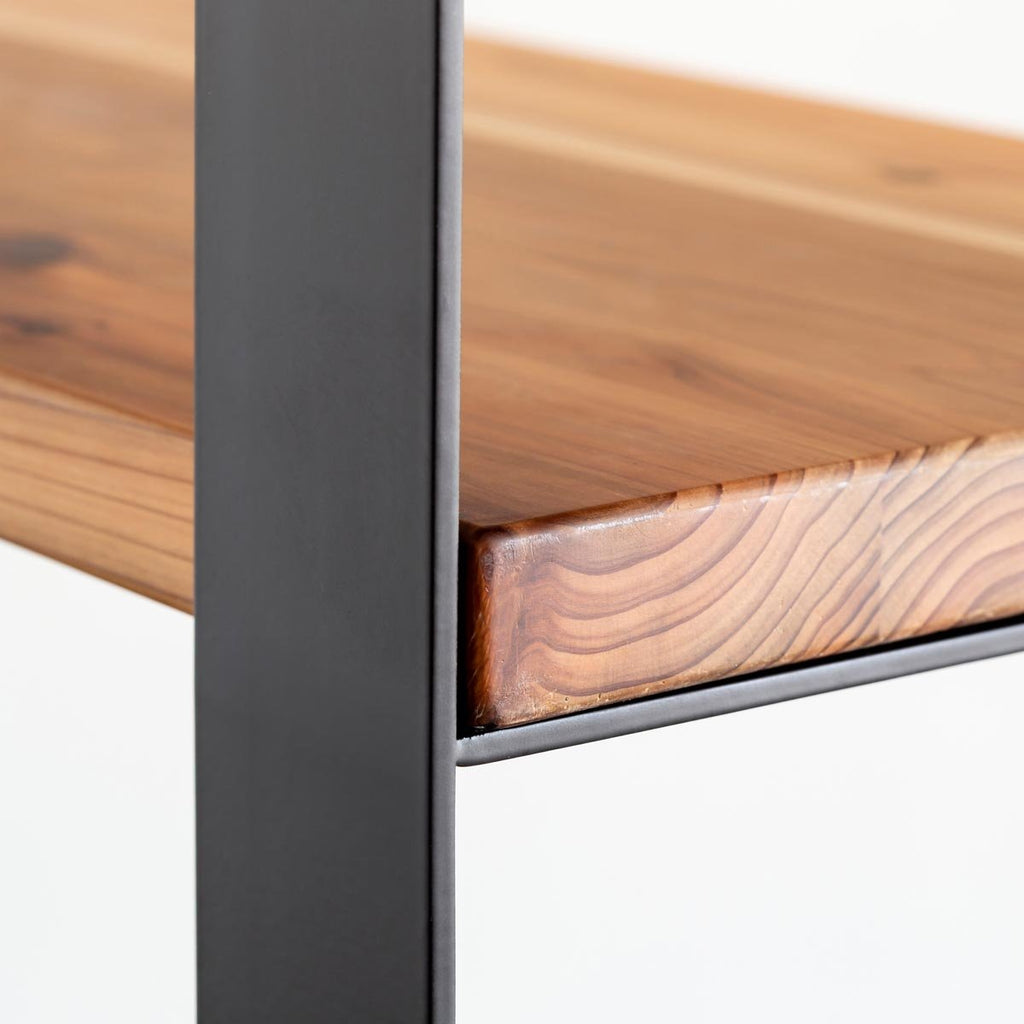 Kanademonoの杉無垢の棚板とアイアン脚を組み合わせたシェルフ（中段クローズアップ）