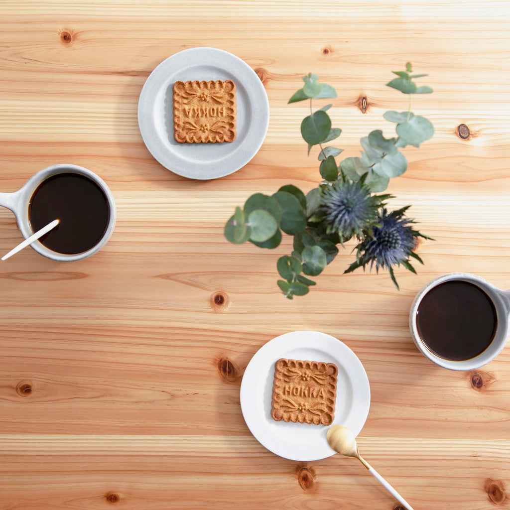 かなでものの杉無垢材とマットブラックのスクエア鉄脚を使用したシンプルモダンなデザインのテーブルの使用例6