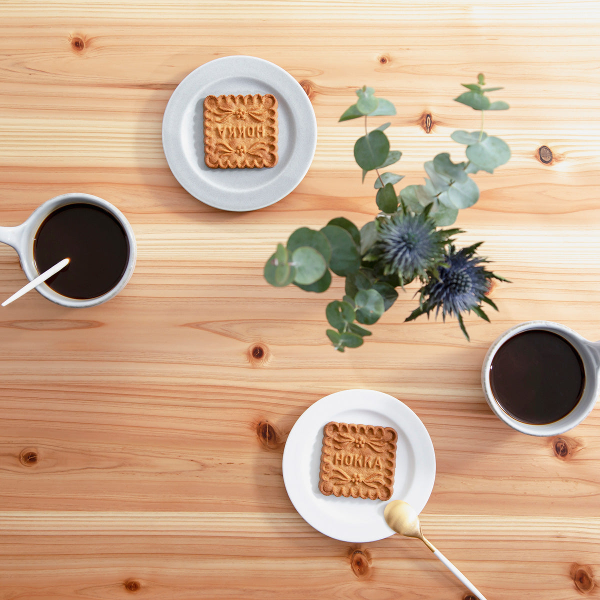 かなでものの杉無垢材とマットブラックのスクエア鉄脚を使用したシンプルモダンなデザインのテーブルの使用例6