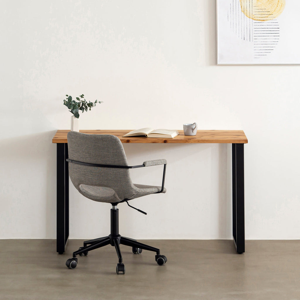 かなでものの杉無垢材とマットブラックのレクタングル鉄脚を使用したシンプルモダンなデザインのテーブルの使用例