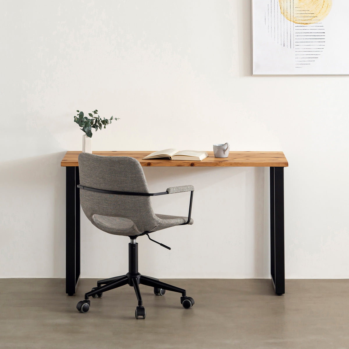 かなでものの杉無垢材とマットブラックのレクタングル鉄脚を使用したシンプルモダンなデザインのテーブルの使用例