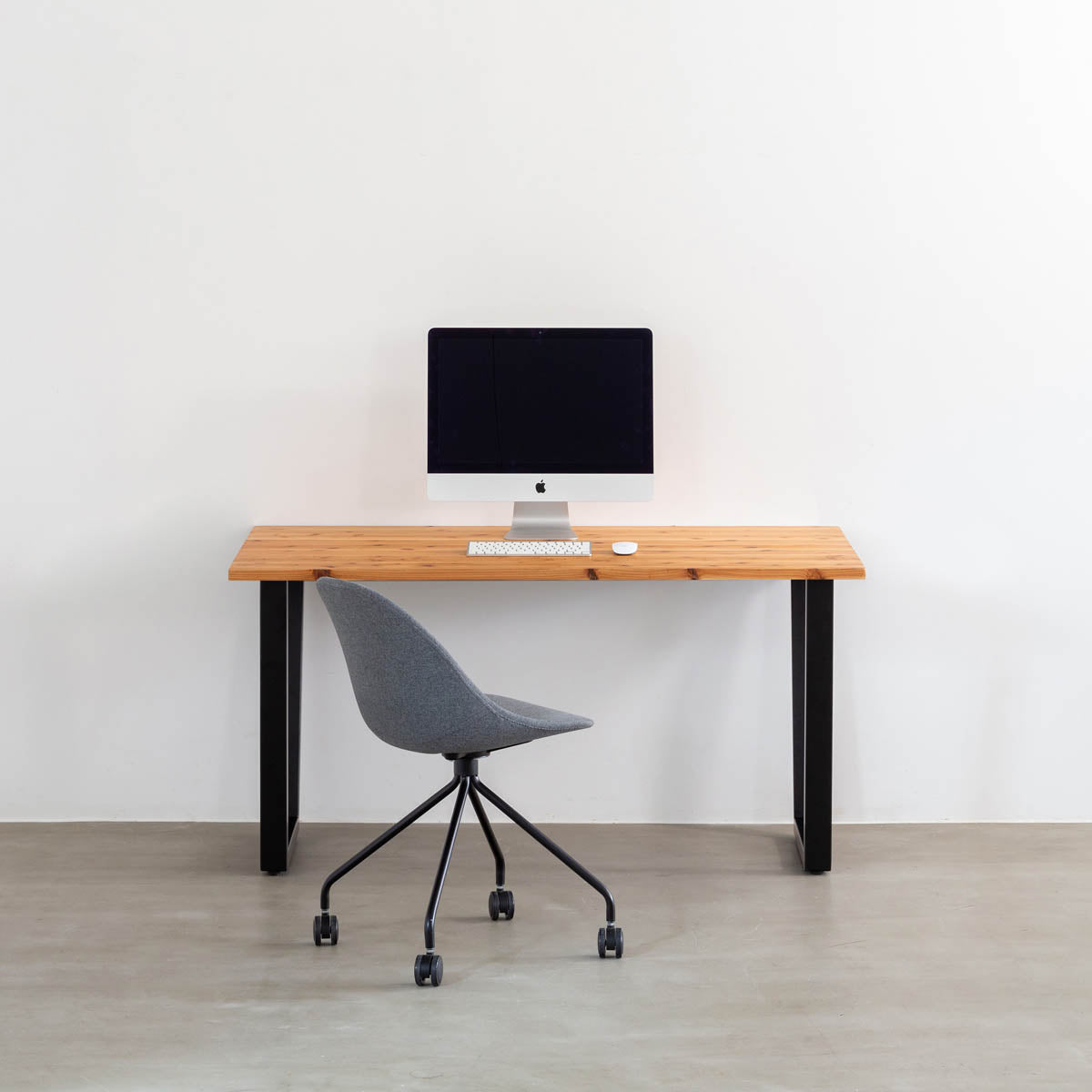 かなでものの杉無垢材とマットブラックのトラペゾイド鉄脚を使用したシンプルモダンなデザインのテーブルの使用例2