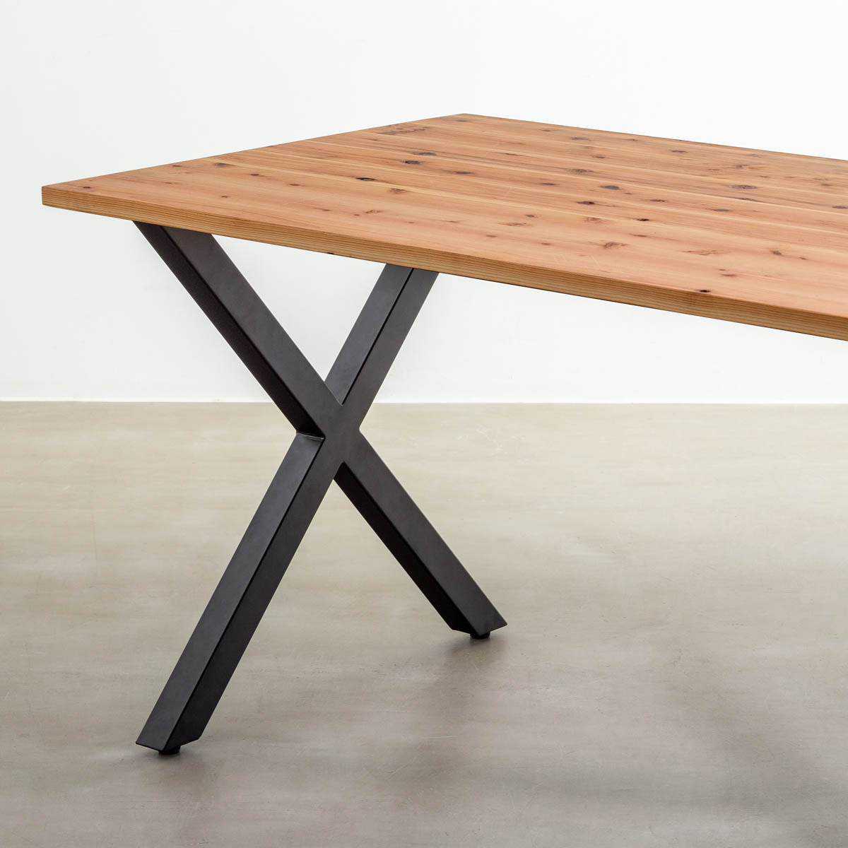 かなでものの杉無垢材とマットブラックのX型の鉄脚を使用したシンプルモダンなデザインのテーブル（斜め）