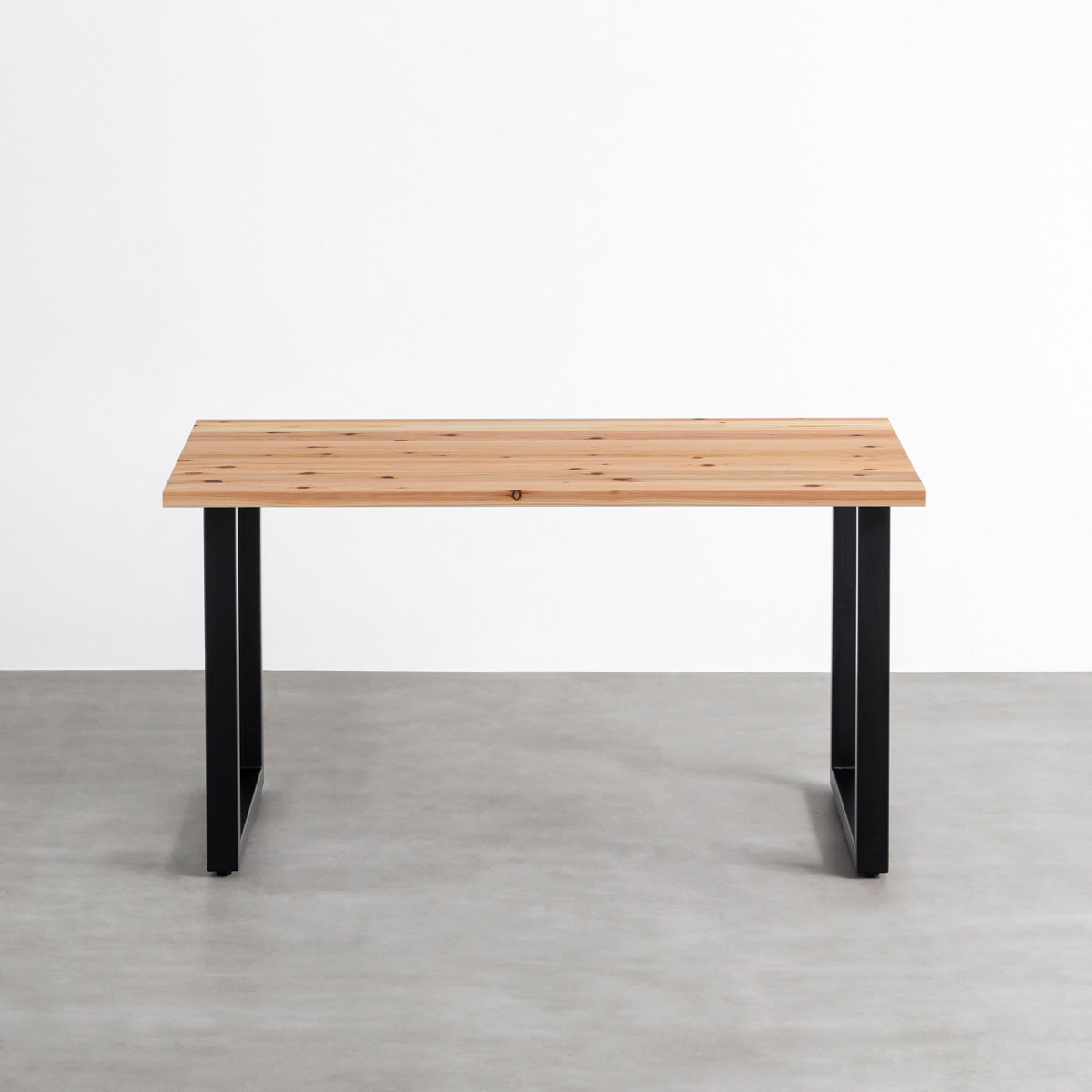 KANADEMONOの杉無垢天板にブラックのスクエア鉄脚（高さ70cm）を組み合わせたシンプルモダンなテーブル（正面）