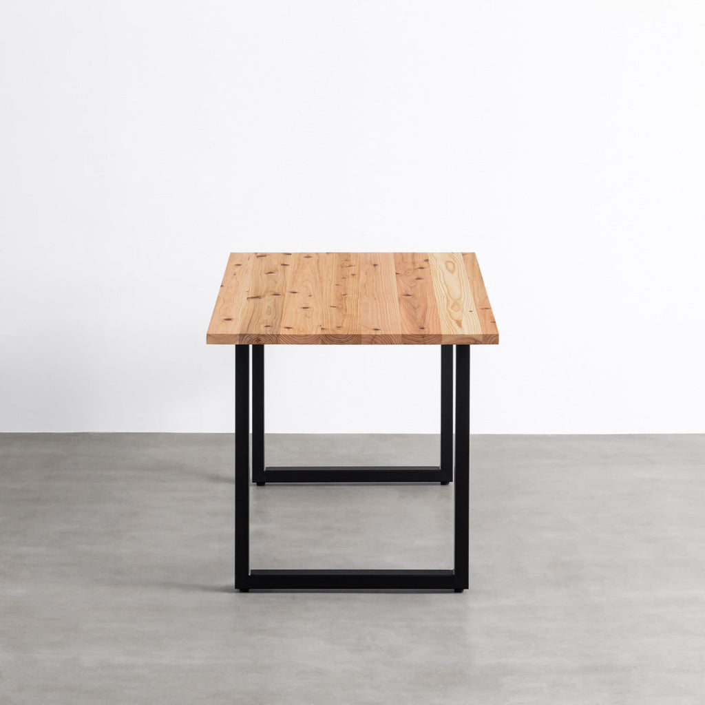 KANADEMONOの杉無垢天板にブラックのスクエア鉄脚（高さ70cm）を組み合わせたシンプルモダンなテーブル（横）