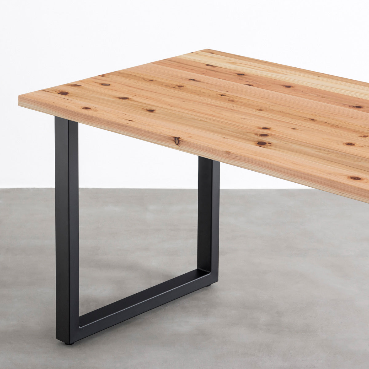 KANADEMONOの杉無垢天板にブラックのスクエア鉄脚（高さ70cm）を組み合わせたシンプルモダンなテーブル（天板と脚）