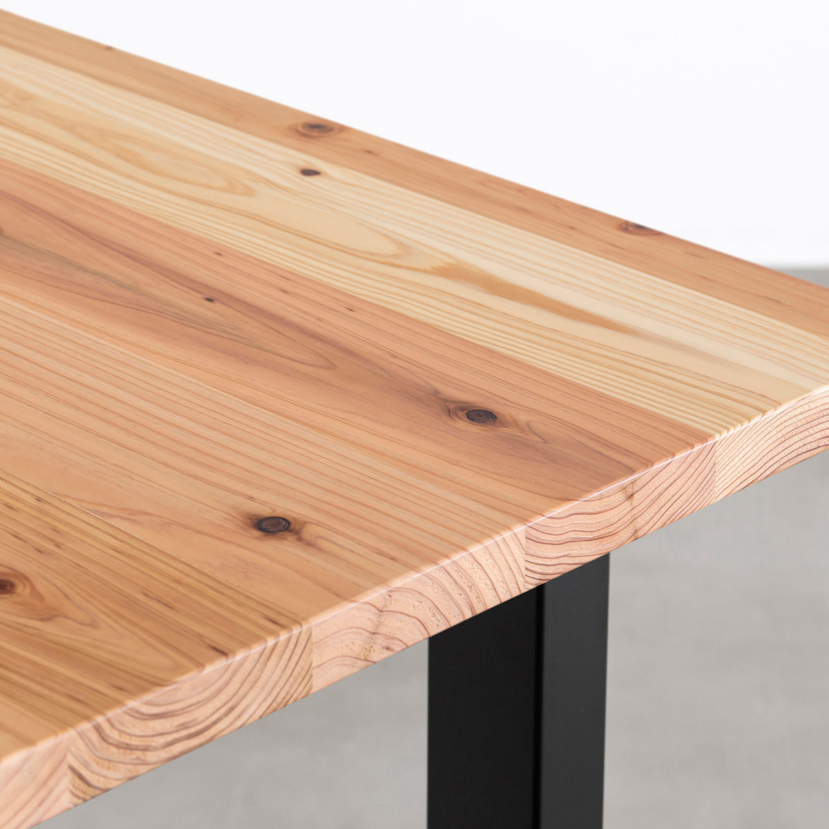 KANADEMONOの杉無垢天板にブラックのスクエア鉄脚（高さ70cm）を組み合わせたシンプルモダンなテーブル（天板クローズアップ）