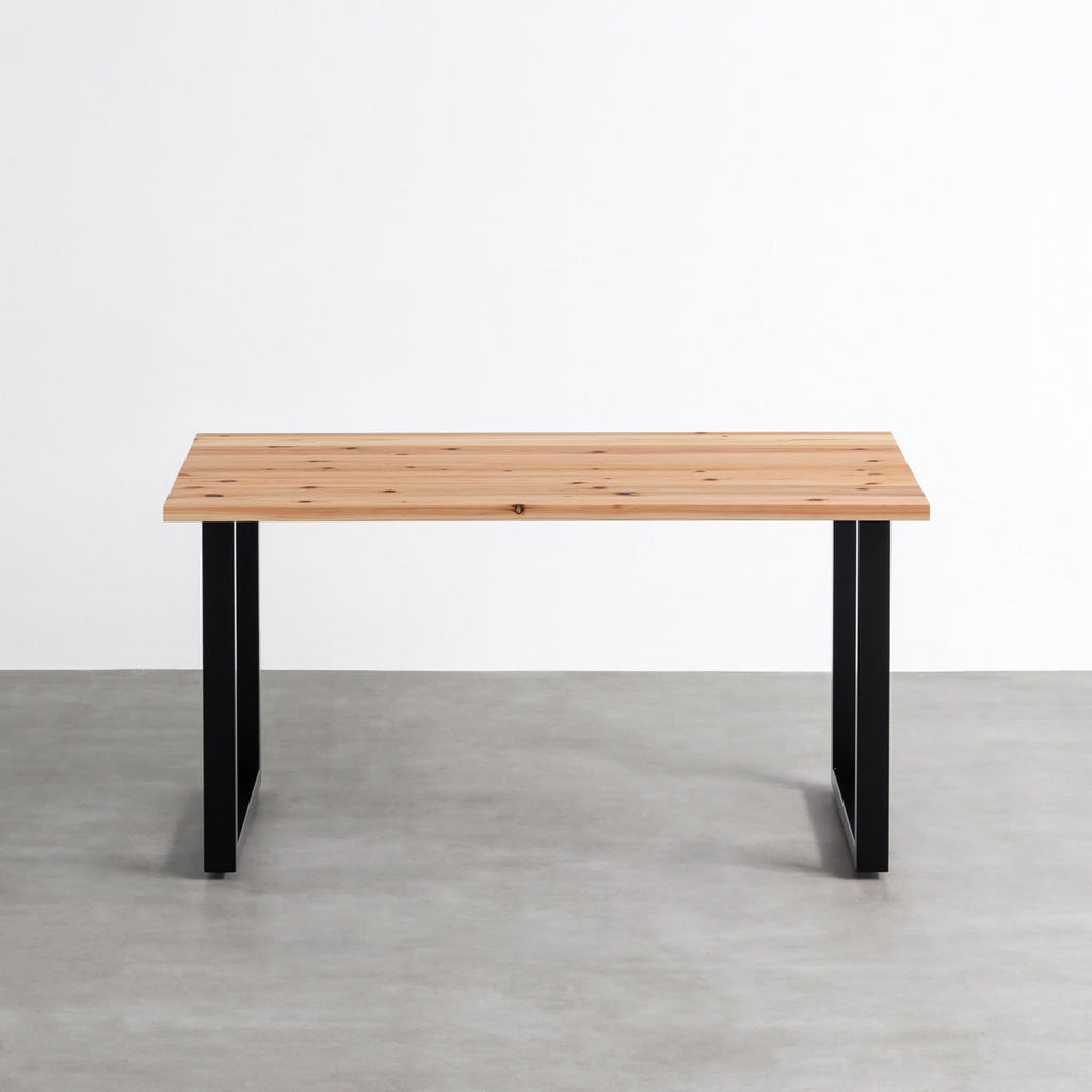 KANADEMONOの杉無垢天板にブラックのスクエア鉄脚を組み合わせた配線孔付きテーブル（正面）