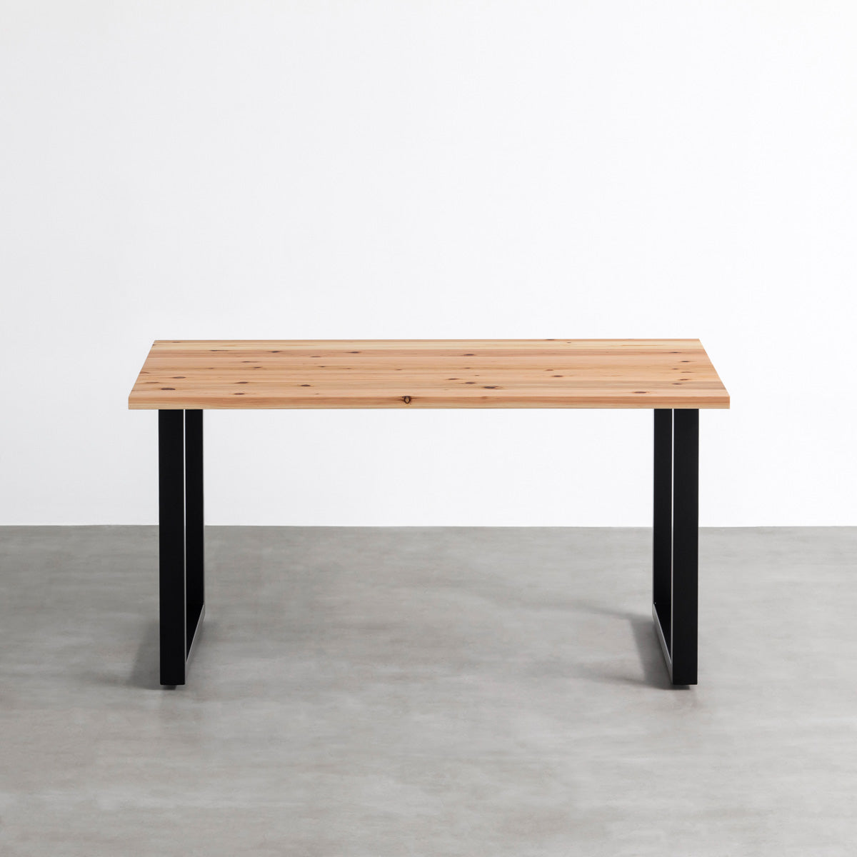KANADEMONOの杉無垢天板にブラックのスクエア鉄脚を組み合わせた配線孔付きテーブル（正面）
