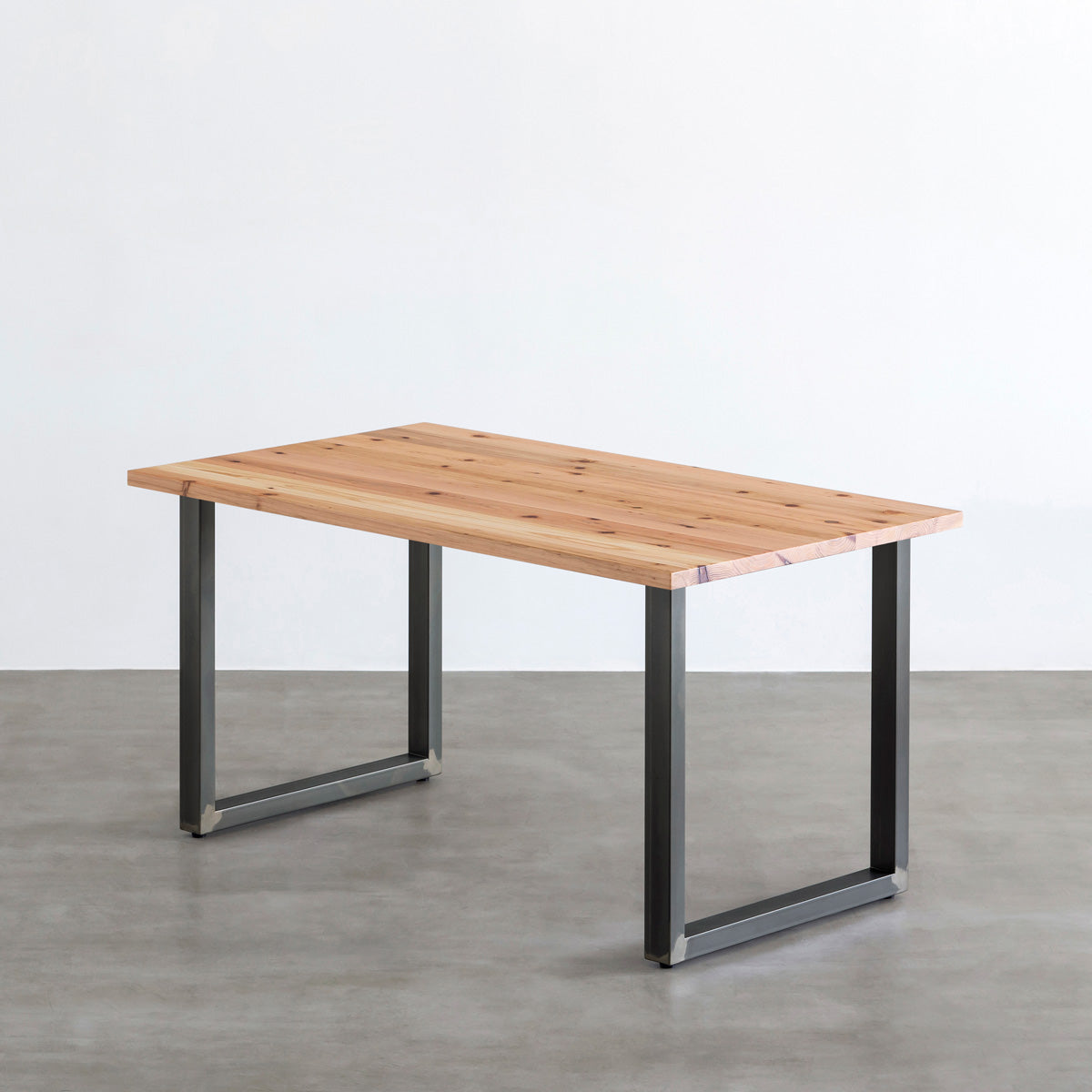 Kanademonoの杉無垢天板とマットクリア塗装仕上げのスクエア型鉄脚を組み合わせたテーブル