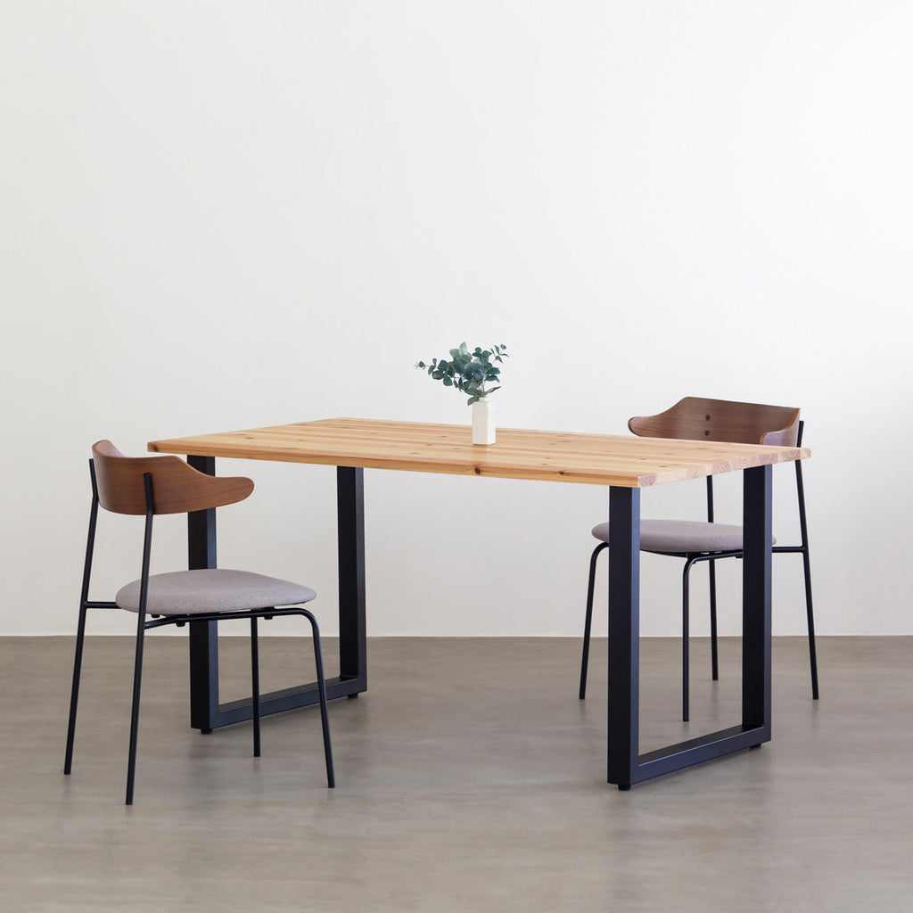 かなでものの杉無垢材とマットブラックのスクエア鉄脚を使用したシンプルモダンなデザインのテーブルの使用例1