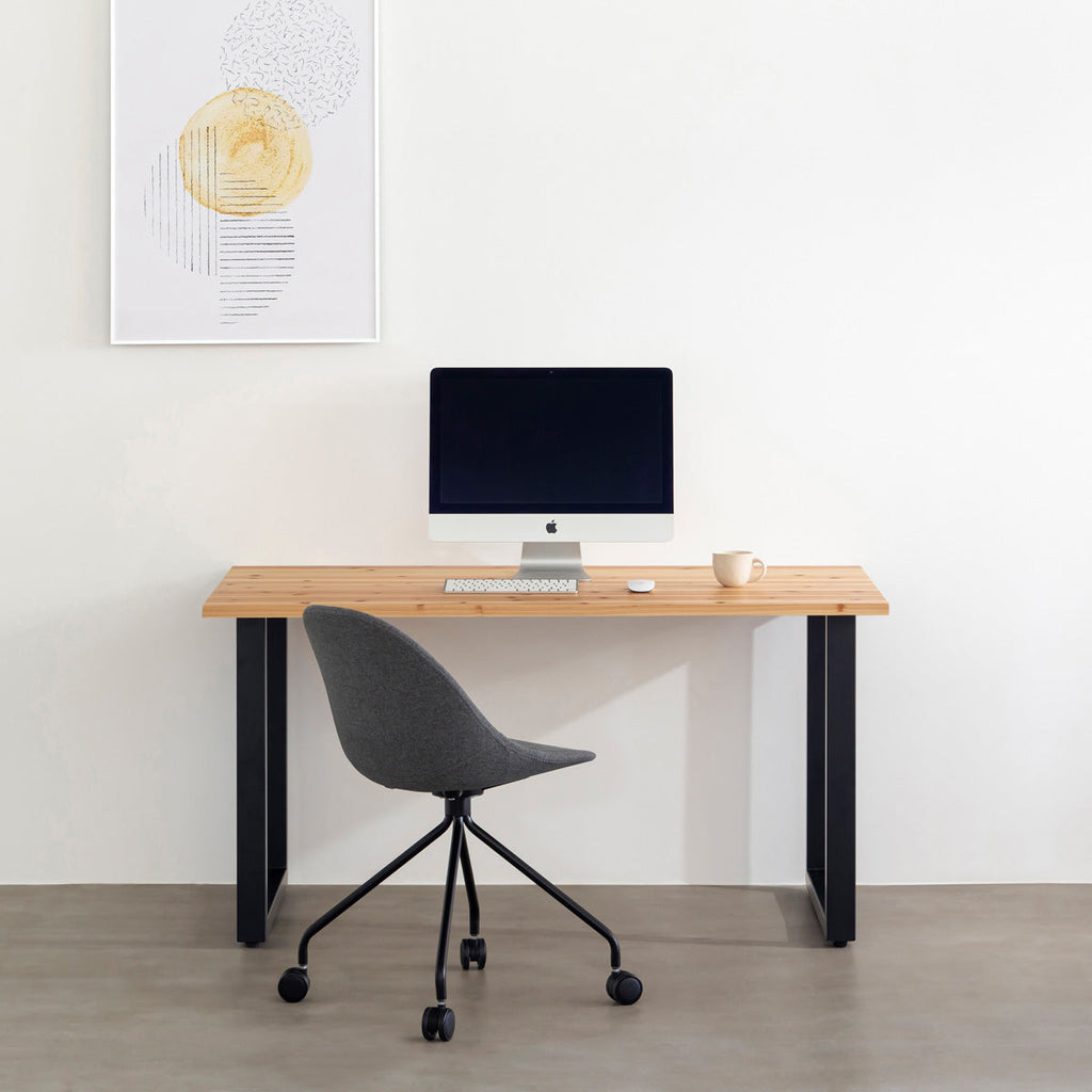 かなでものの杉無垢材とマットブラックのスクエア鉄脚を使用したシンプルモダンなデザインのテーブルの使用例3