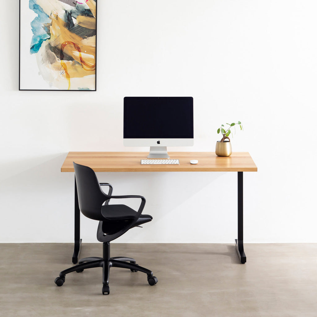 KANADEMONOのホワイトオーク突板天板とマットブラックのIライン鉄脚を組み合わせたシンプルモダンなテーブルの使用例2