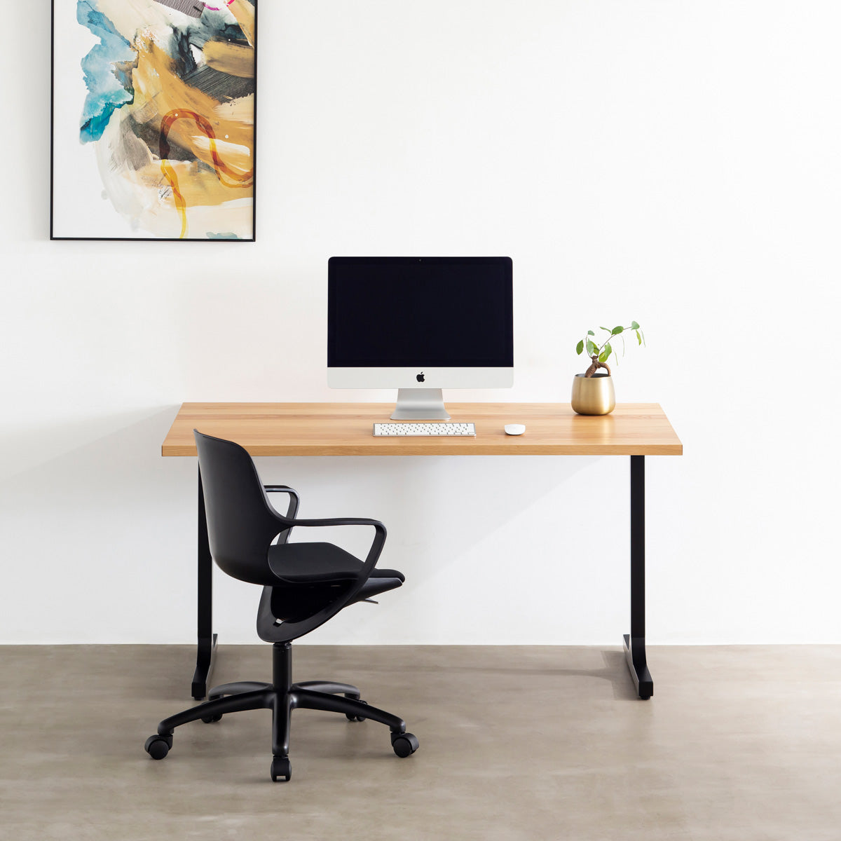 KANADEMONOのホワイトオーク突板天板とマットブラックのIライン鉄脚を組み合わせたシンプルモダンなテーブルの使用例2