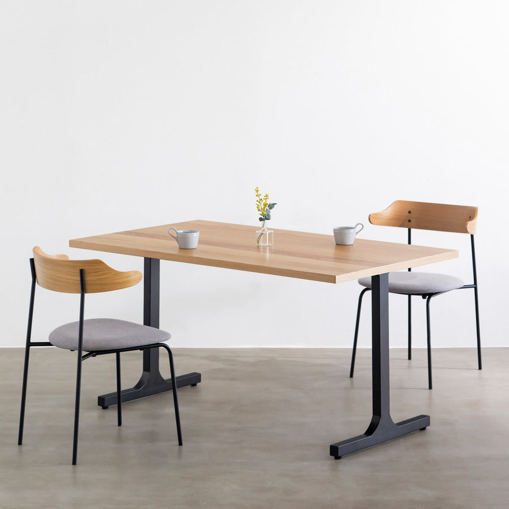 KANADEMONOのホワイトオーク突板天板とマットブラックのIライン鉄脚を組み合わせたシンプルモダンなテーブルの使用例1