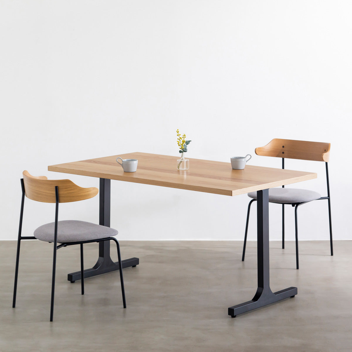 KANADEMONOのホワイトオーク突板天板とマットブラックのIライン鉄脚を組み合わせたシンプルモダンなテーブルの使用例1