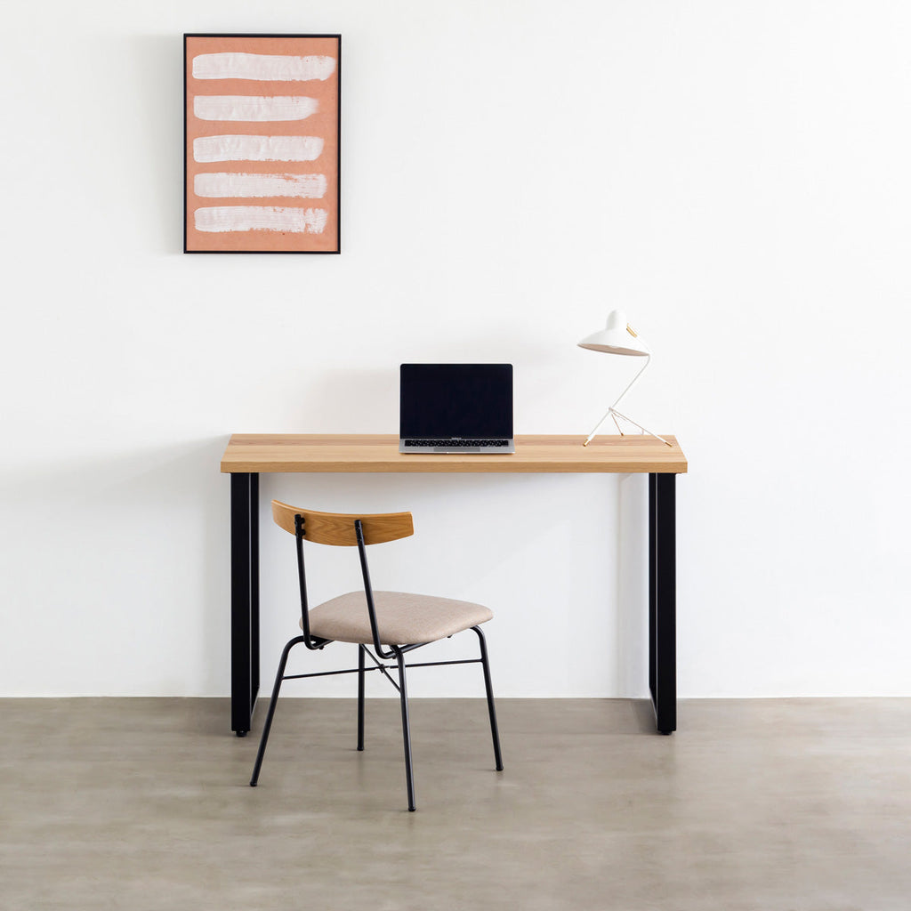 KANADEMONOのホワイトオーク突板天板とマットブラックのレクタングル鉄脚を組み合わせたシンプルモダンなテーブルの使用例2