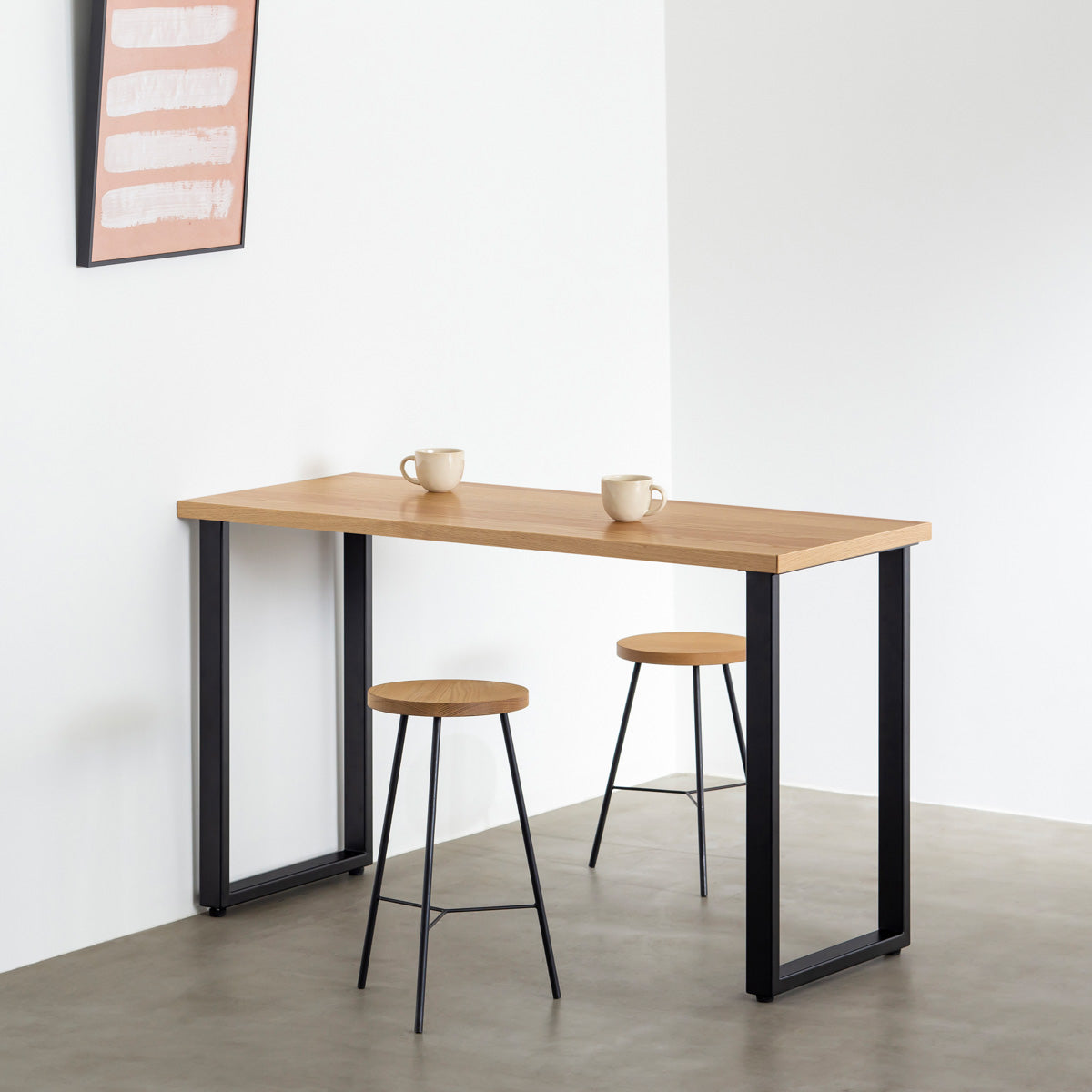KANADEMONOのホワイトオーク突板天板とマットブラックのレクタングル鉄脚を組み合わせたシンプルモダンなテーブルの使用例1