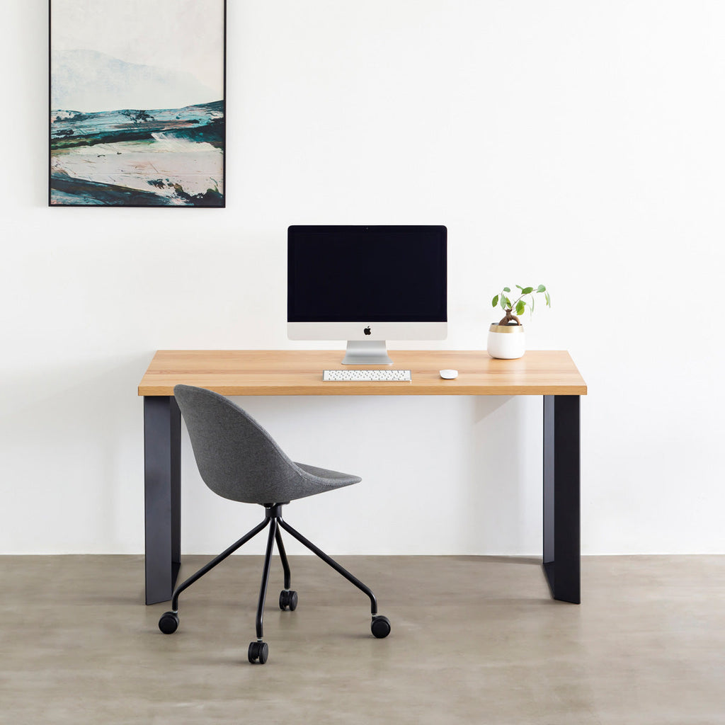 KANADEMONOのホワイトオーク突板天板とマットブラックのスラッシュスクエア鉄脚を組み合わせたシンプルモダンなテーブルの使用例2