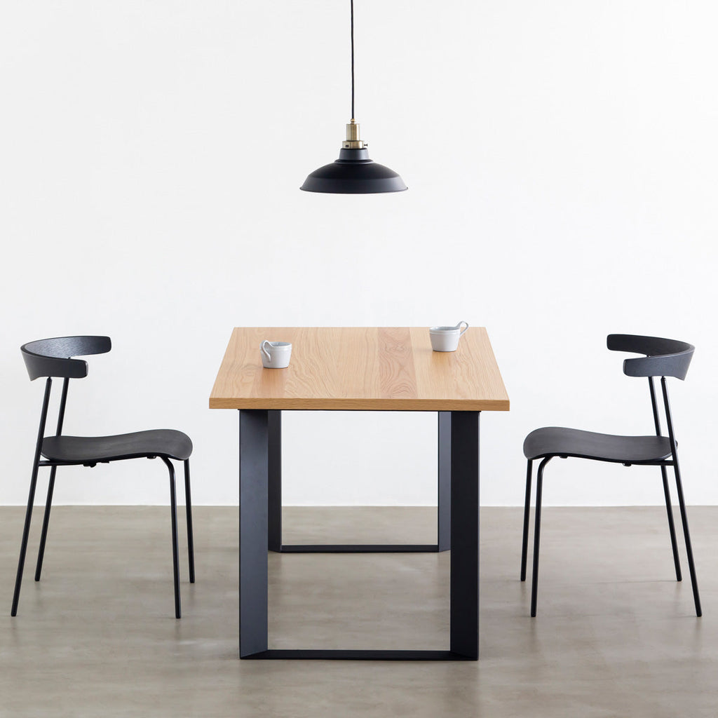 KANADEMONOのホワイトオーク突板天板とマットブラックのスラッシュスクエア鉄脚を組み合わせたシンプルモダンなテーブルの使用例1