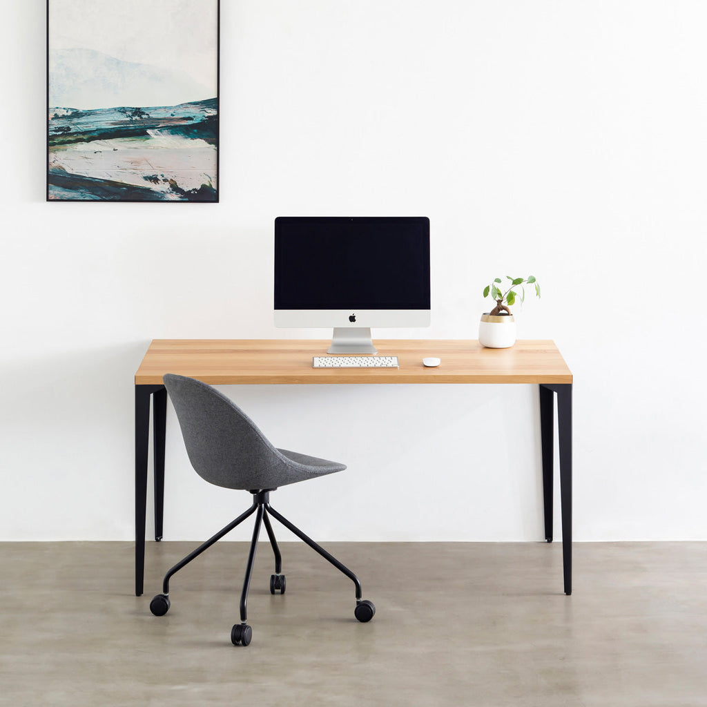 KANADEMONOのホワイトオーク突板天板とマットブラックのソリッドピン鉄脚を組み合わせたシンプルモダンなテーブルの使用例2