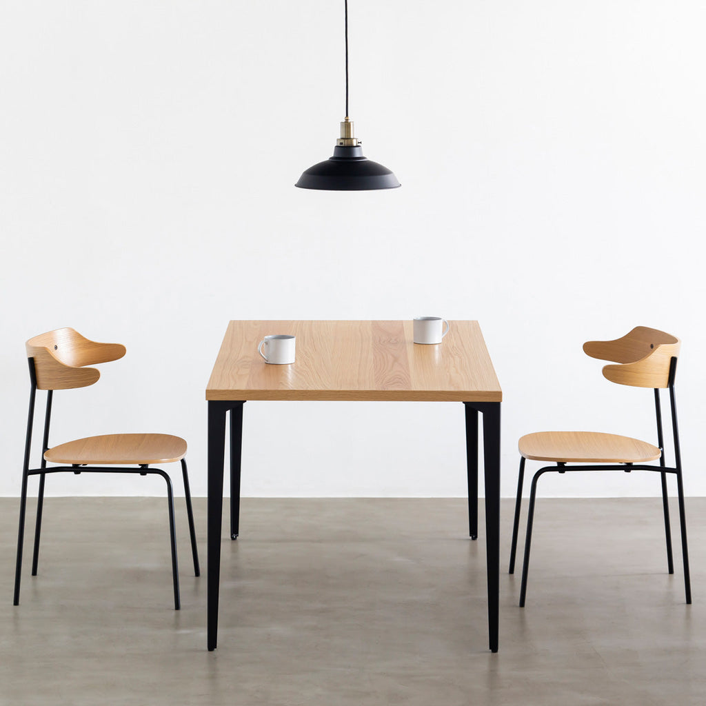 KANADEMONOのホワイトオーク突板天板とマットブラックのソリッドピン鉄脚を組み合わせたシンプルモダンなテーブルの使用例1