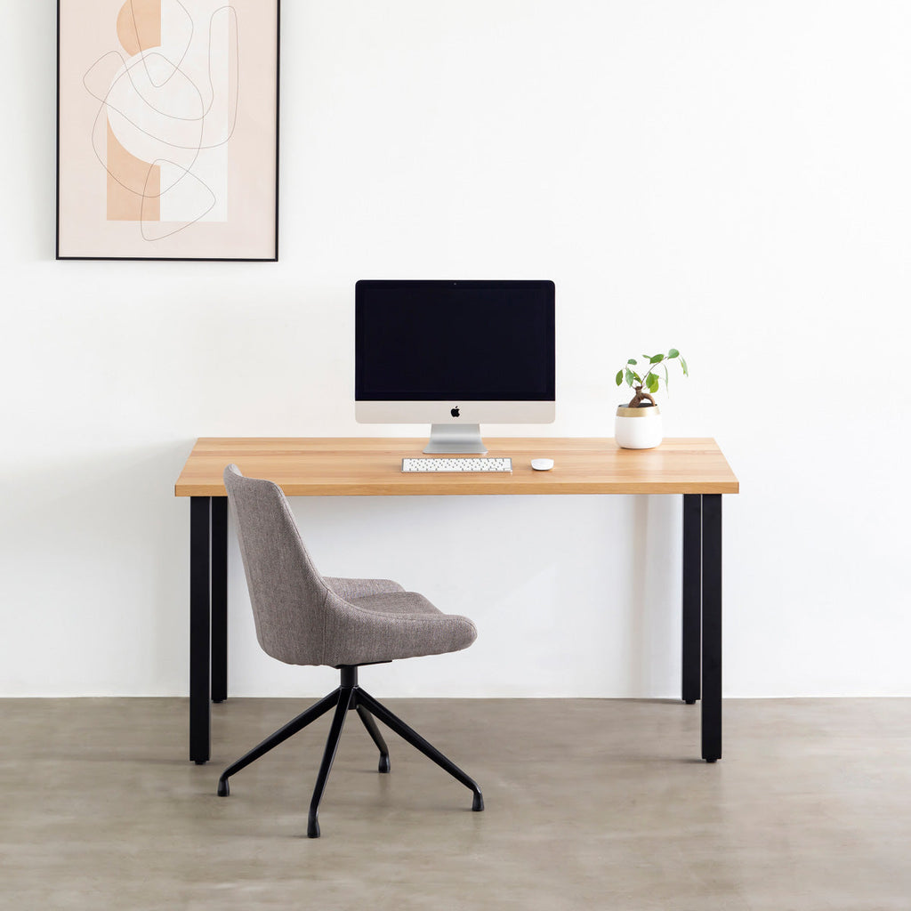 KANADEMONOのホワイトオーク突板天板とマットブラックの角柱鉄脚を組み合わせたシンプルモダンなテーブルの使用例2