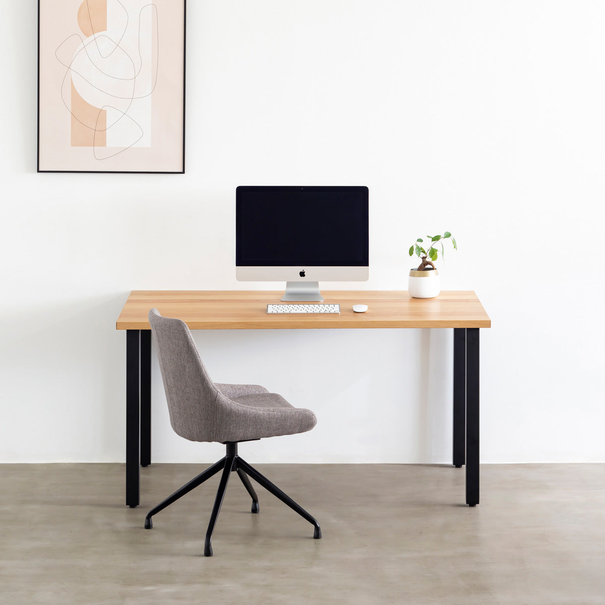 KANADEMONOのホワイトオーク突板天板とマットブラックの角柱鉄脚を組み合わせたシンプルモダンなテーブルの使用例2