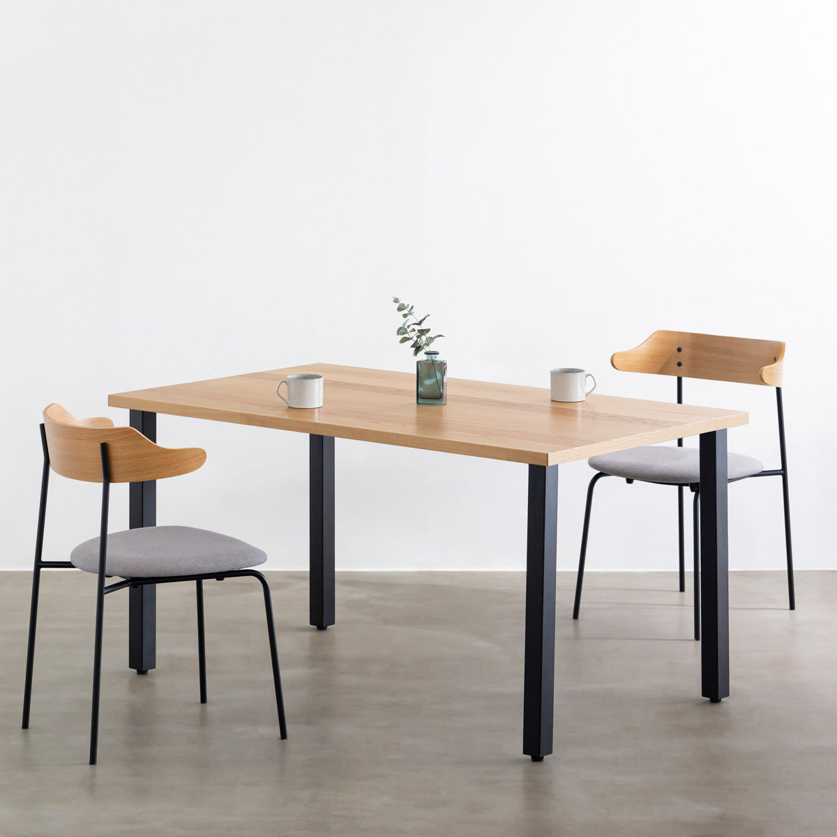 KANADEMONOのホワイトオーク突板天板とマットブラックの角柱鉄脚を組み合わせたシンプルモダンなテーブルの使用例1