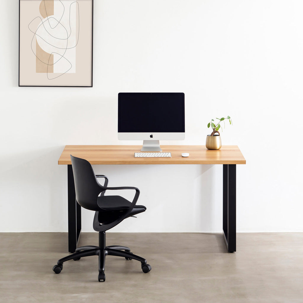 KANADEMONOのホワイトオーク突板天板とマットブラックのスクエア鉄脚を組み合わせたシンプルモダンなテーブルの使用例2