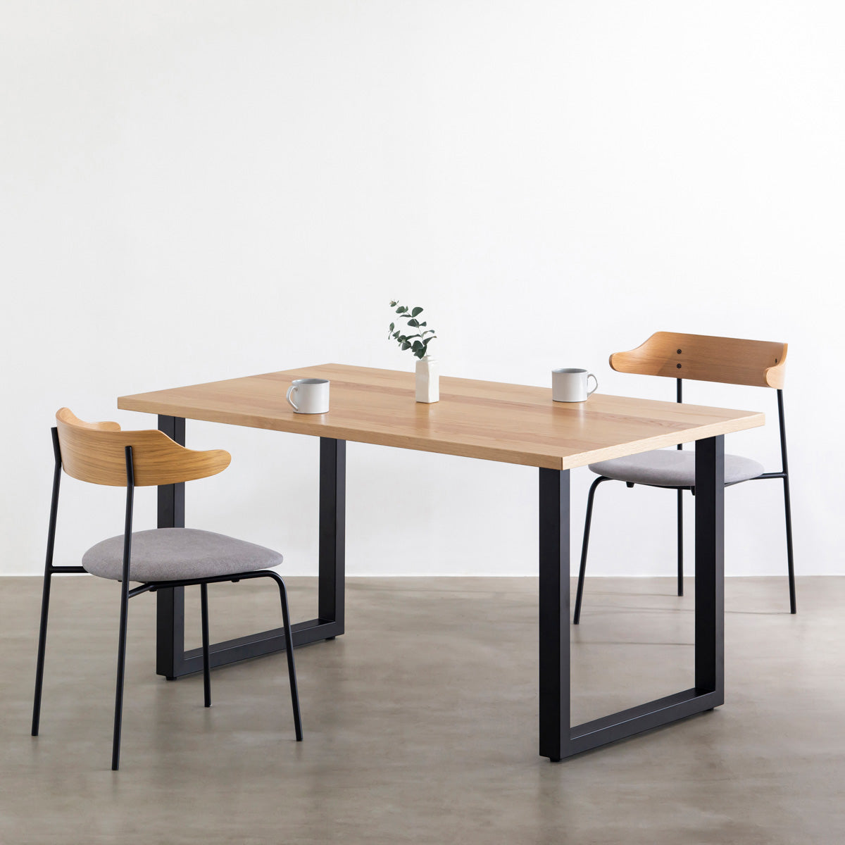 KANADEMONOのホワイトオーク突板天板とマットブラックのスクエア鉄脚を組み合わせたシンプルモダンなテーブルの使用例1