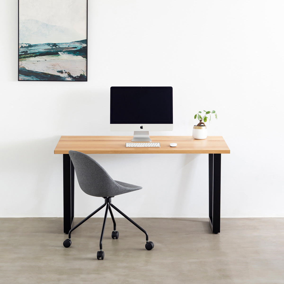 KANADEMONOのホワイトオーク突板天板とマットブラックのトラペゾイド鉄脚を組み合わせたシンプルモダンなテーブルの使用例2