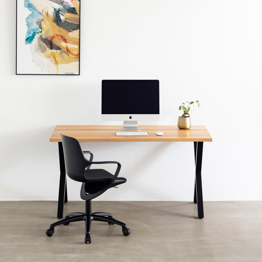 KANADEMONOのホワイトオーク突板天板とマットブラックのXライン鉄脚を組み合わせたシンプルモダンなテーブルの使用例2