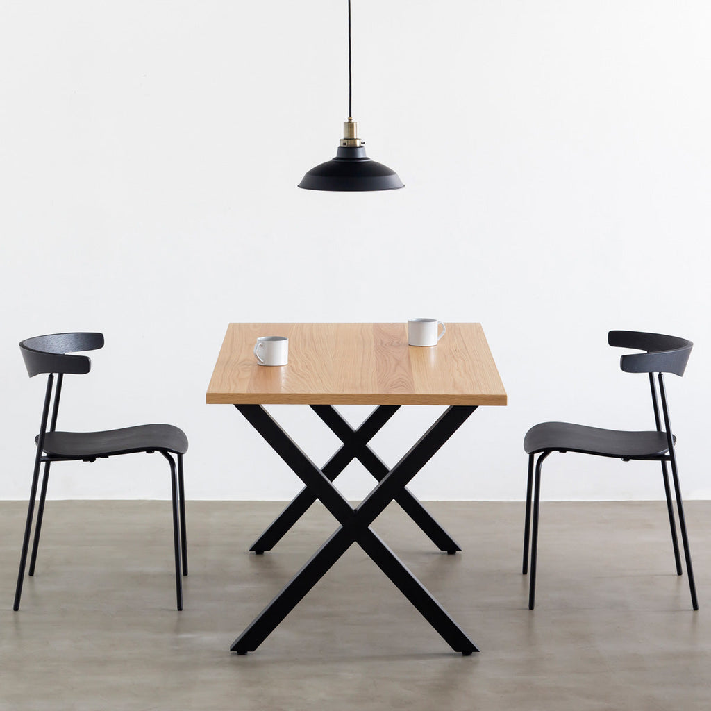 KANADEMONOのホワイトオーク突板天板とマットブラックのXライン鉄脚を組み合わせたシンプルモダンなテーブルの使用例1