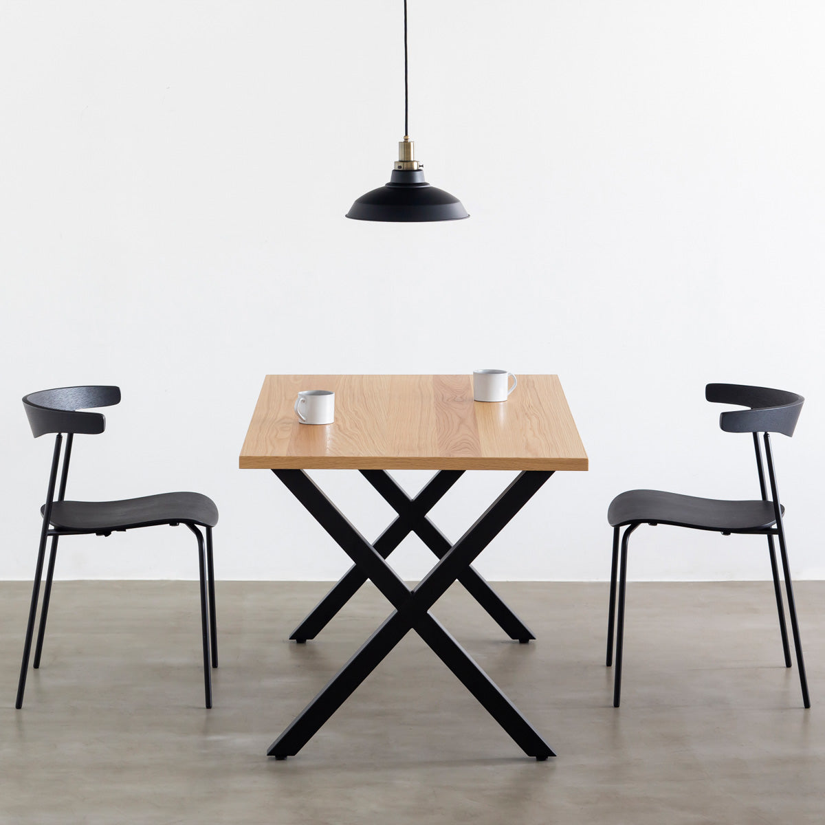 KANADEMONOのホワイトオーク突板天板とマットブラックのXライン鉄脚を組み合わせたシンプルモダンなテーブルの使用例1