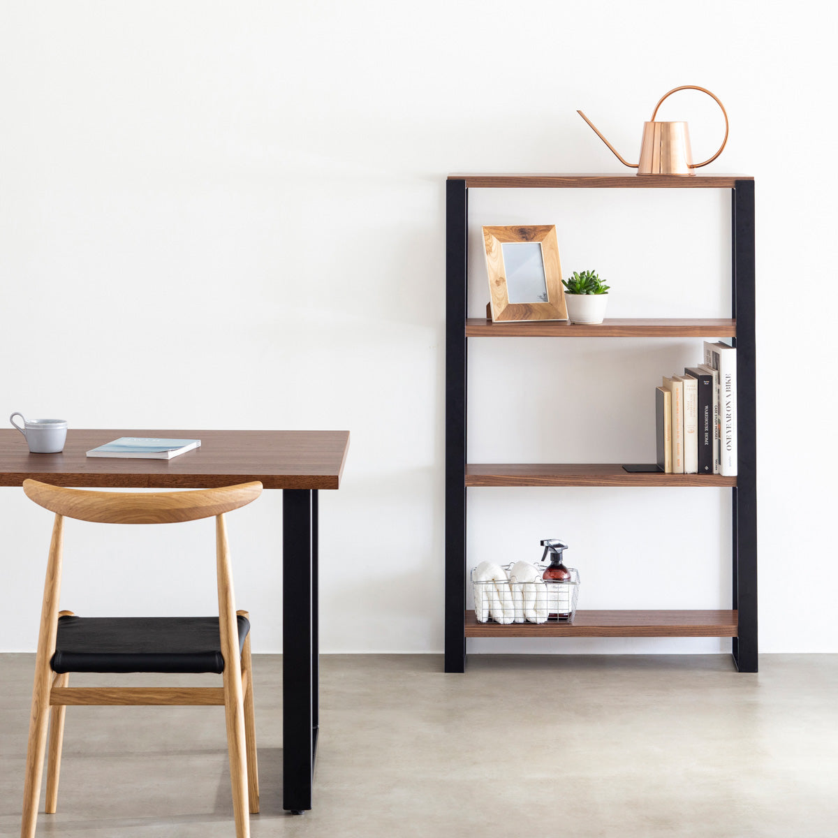 Kanademonoのウォルナットの棚板とブラックのアイアンで製作したシェルフ（使用イメージ）