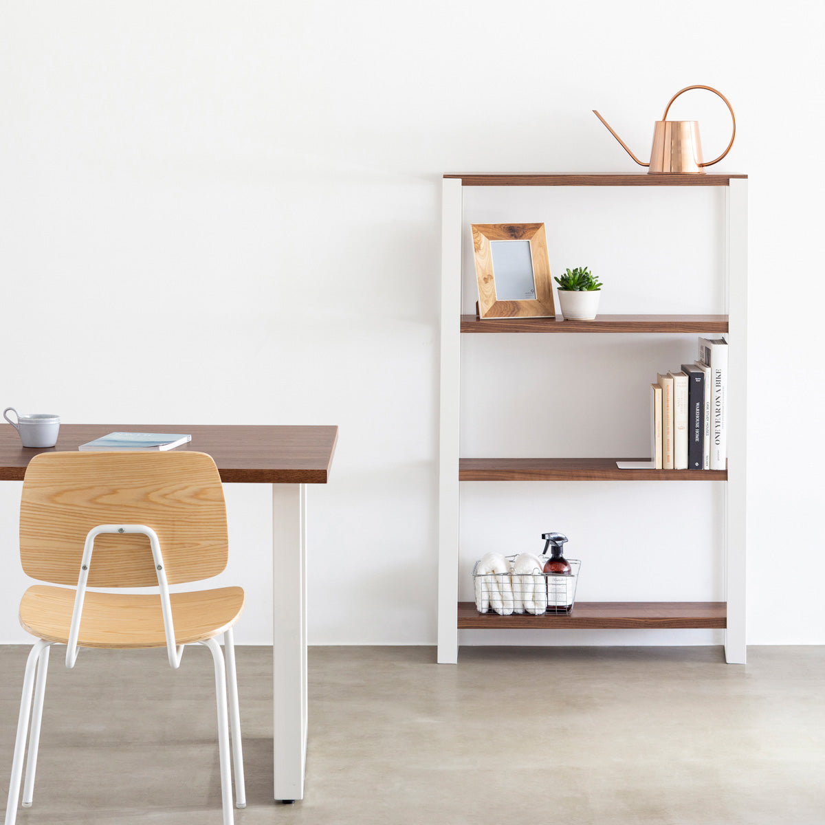 Kanademonoのウォルナットの棚板とホワイトのアイアンで製作したシェルフ（使用イメージ）