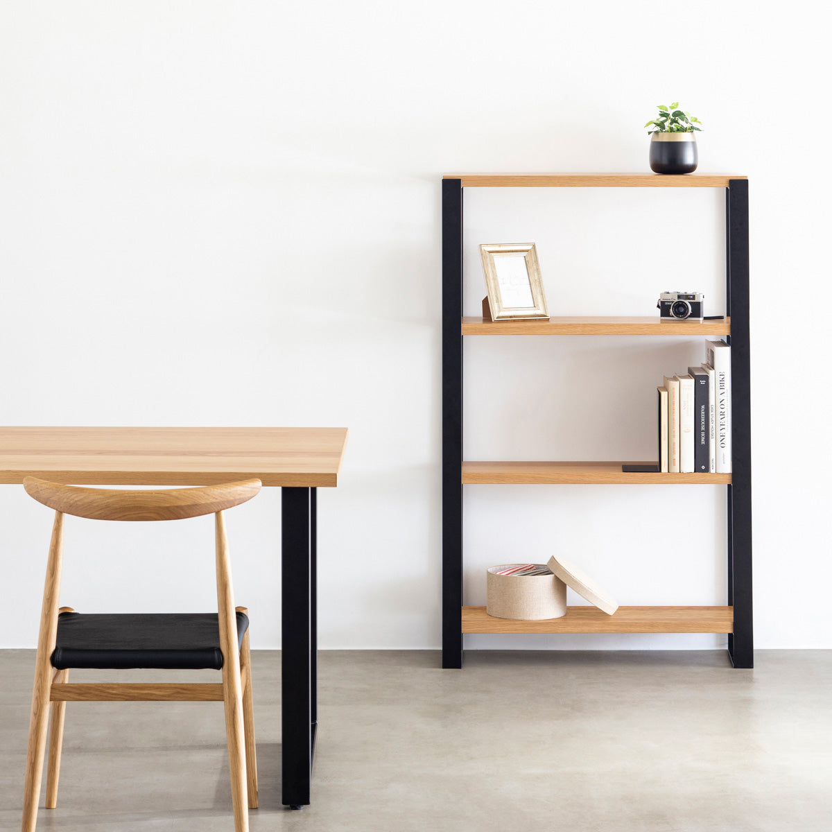 Kanademonoのホワイトオークの棚板とブラックのアイアンで製作したシェルフ（使用イメージ）