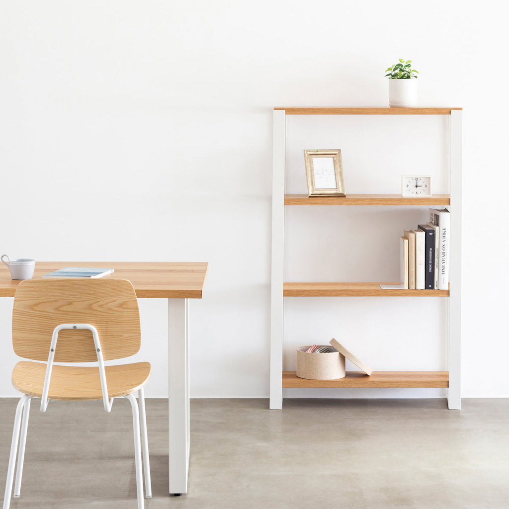 Kanademonoのホワイトオークの棚板とホワイトのアイアンで製作したシェルフ（使用イメージ）