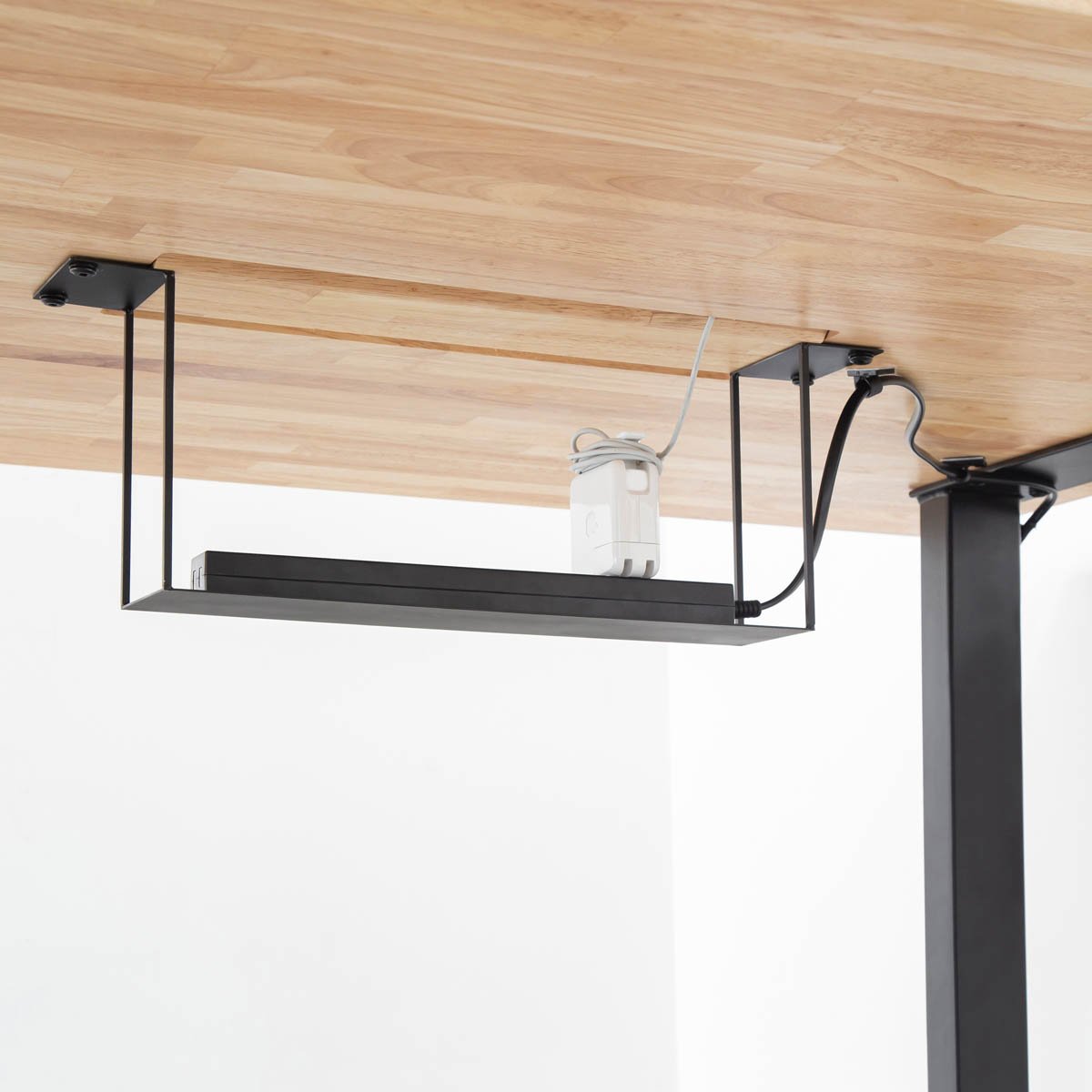 かなでもののBLOCK&TRAY付きのナチュラルなラバーウッド材の天板とスクエアの鉄脚を組み合わせたスタンディングデスク（トレー・下からのアングル）