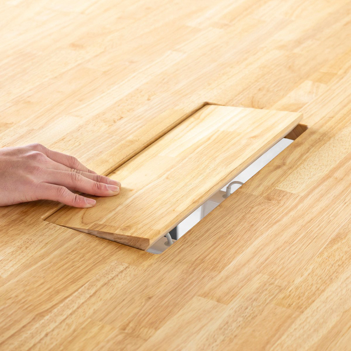 かなでもののBLOCK&TRAY付きのナチュラルなラバーウッド材の天板とスクエアの鉄脚を組み合わせたスタンディングデスク（木製ブロック4）