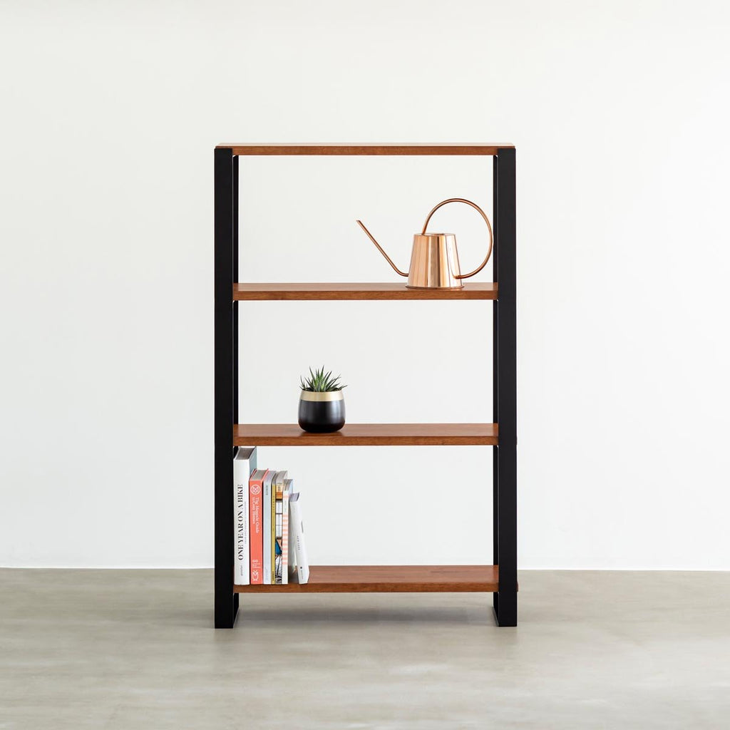 Kanademonoのラバーウッド材チークブラウンの棚板とアイアン脚を組み合わせたシェルフの使用例1