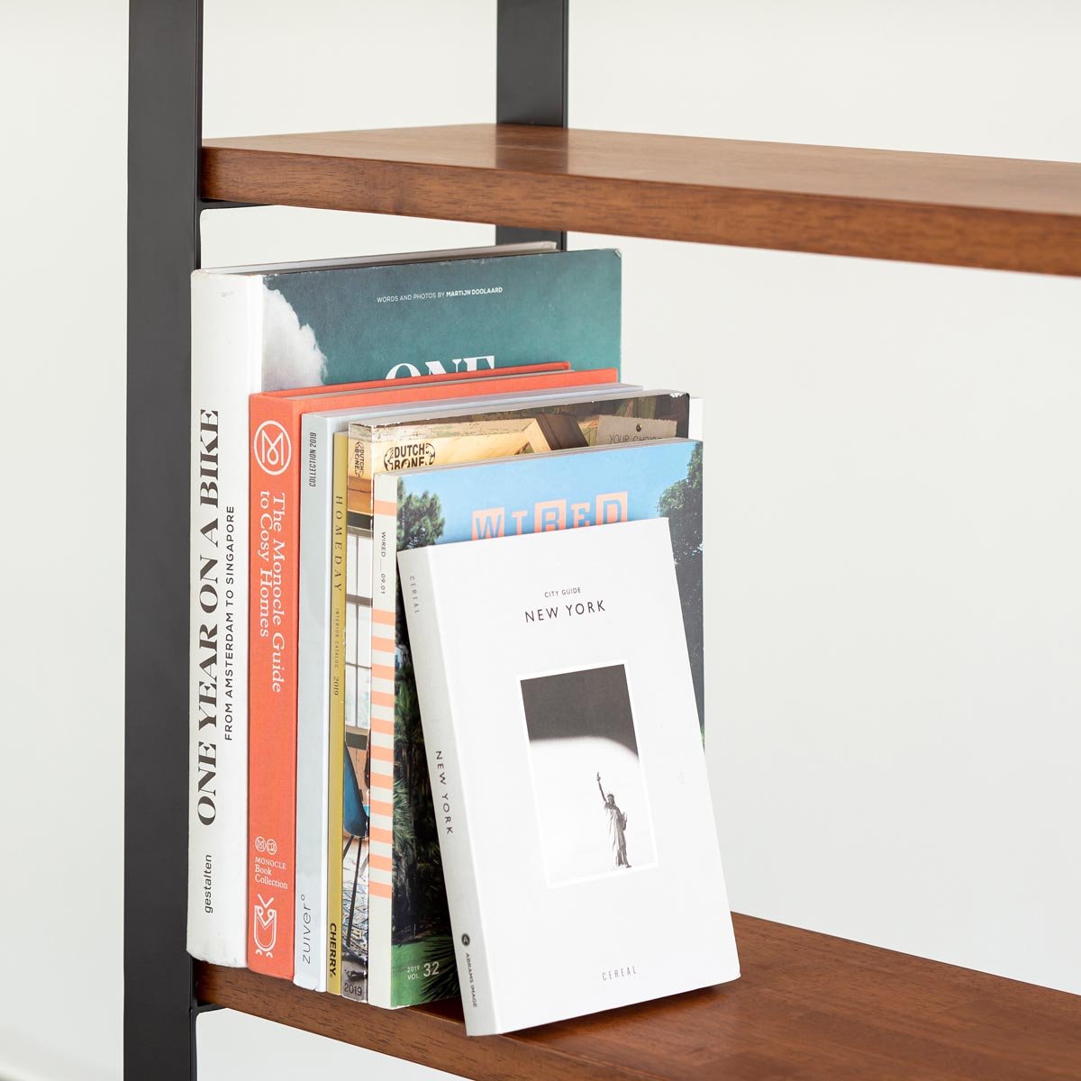 Kanademonoのラバーウッド材チークブラウンの棚板とアイアン脚を組み合わせたシェルフの使用例2