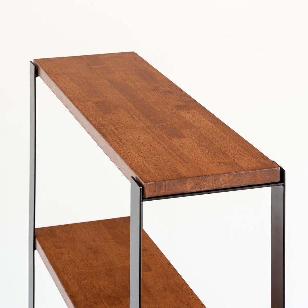 Kanademonoのラバーウッド材チークブラウンの棚板とアイアン脚を組み合わせたシェルフ（天板クローズアップ）