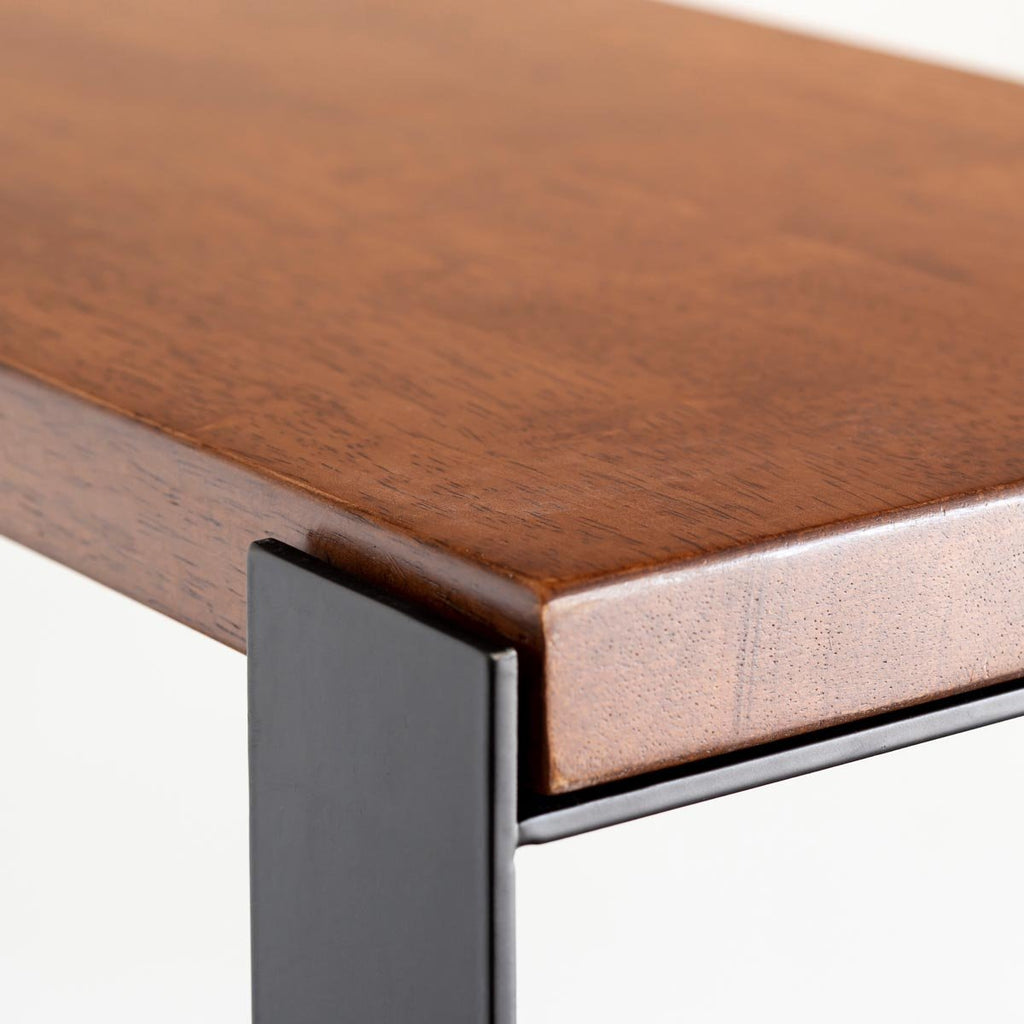 Kanademonoのラバーウッド材チークブラウンの棚板とアイアン脚を組み合わせたシェルフ（天板の角クローズアップ）