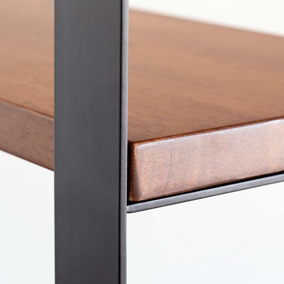 Kanademonoのラバーウッド材チークブラウンの棚板とアイアン脚を組み合わせたシェルフ（中段クローズアップ）