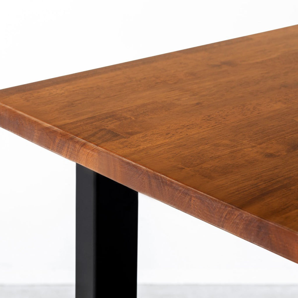 かなでもののBLOCK&TRAY付きのラバーウッド材チークブラウンの天板とスクエアの鉄脚を組み合わせたスタンディングデスク（天板角）