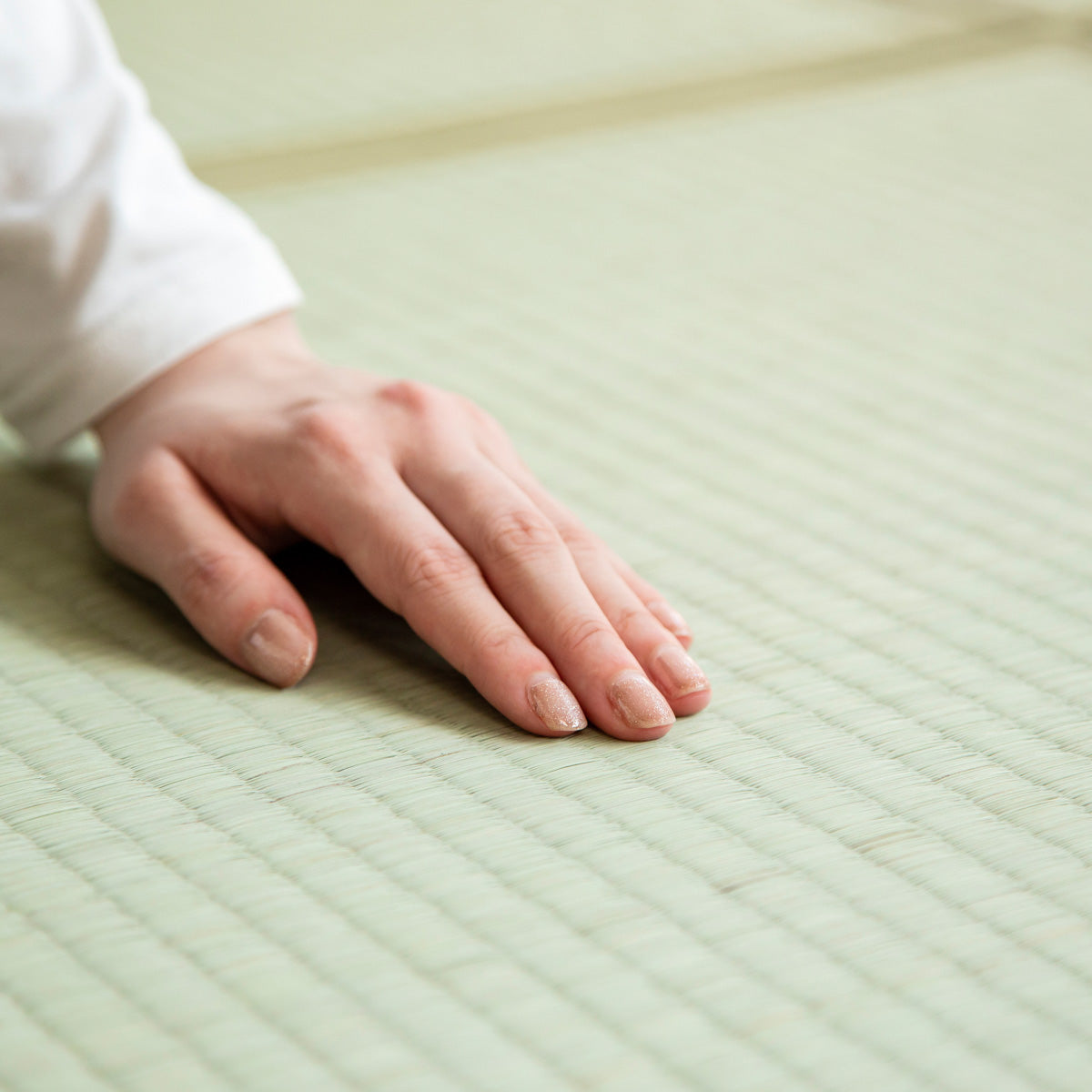 国産のい草をつかった爽やかな印象の70 × 70cmの置き畳（手触りカット2）